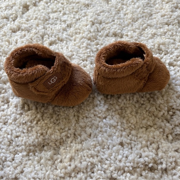 UGG Brown Baby Booties Furry Gender Neutral With Box XS 0-6 - Picture 3 of 10